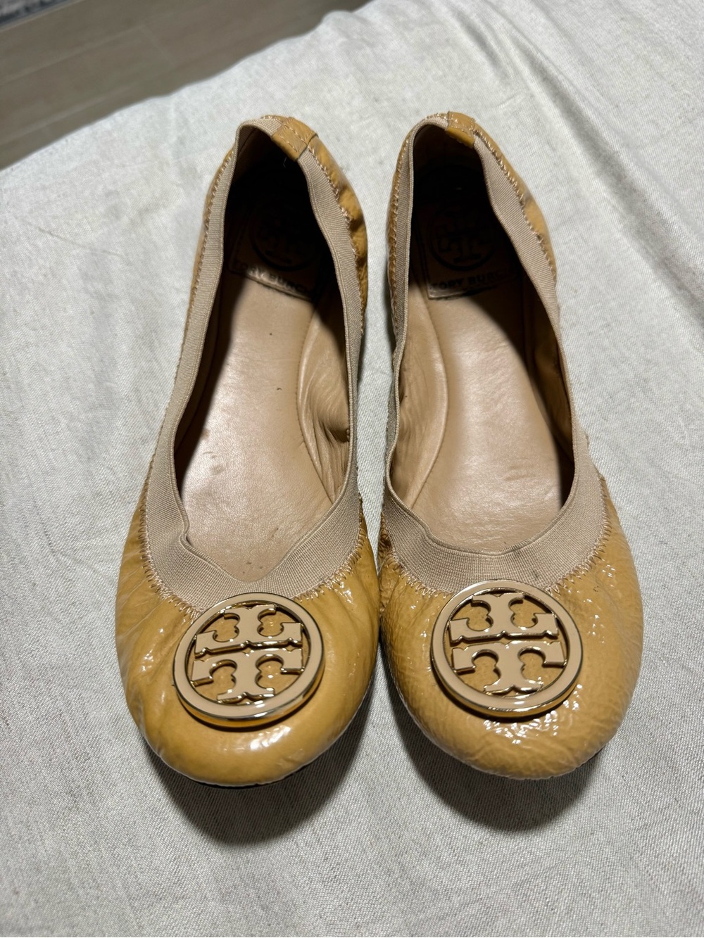 TORY BURCH Caroline nude patent leather logo ballet flats